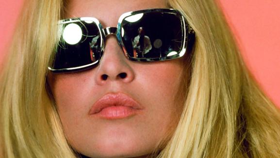 Brigitte Bardot con gafas cuadrangulares