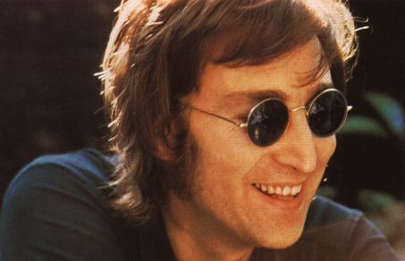 John Lennon con gafas redondas