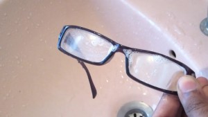 670px-Clean-Eyeglasses-Step-2-preview (1)
